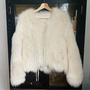 Elegant White Fur Jacket XS/S